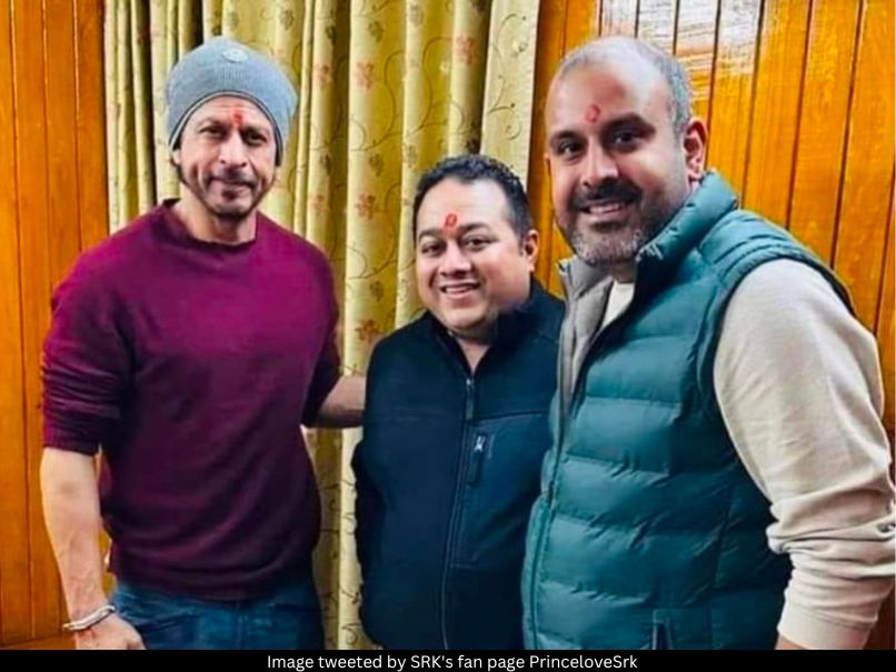 Shah Rukh Khan with his fans