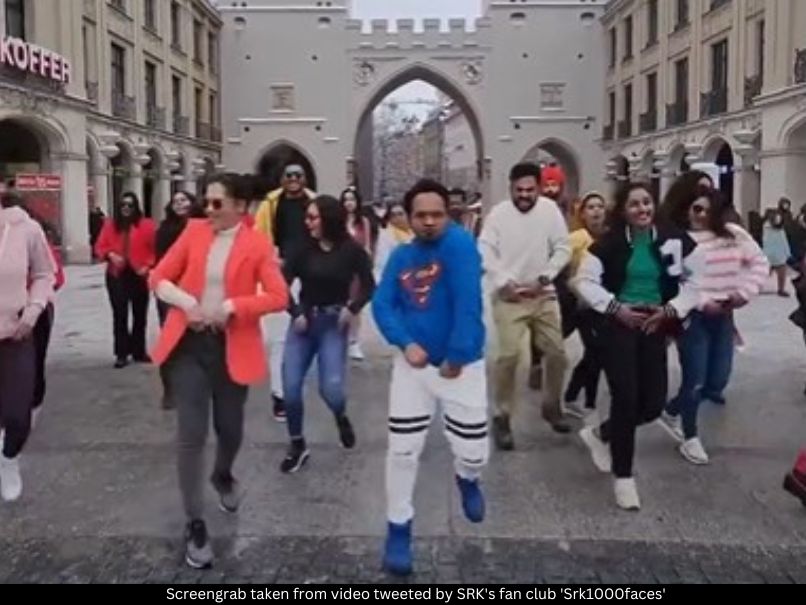 SRK fans dance to Jhoome Jo Pathaan