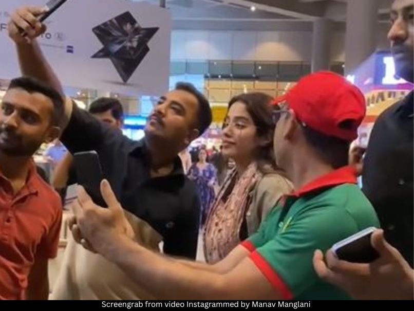 Janhvi Kapoor mobbed 