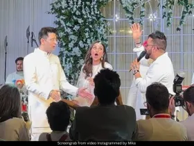 Mika Singh, Parineeti Chopra and Raghav Chadha 