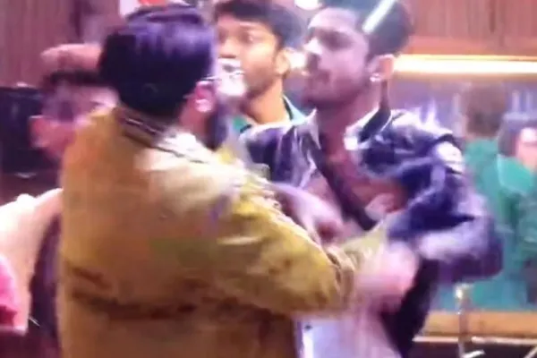 Abhishek Kumar and Sunny Arya have an ugly fight in 'Bigg boss'