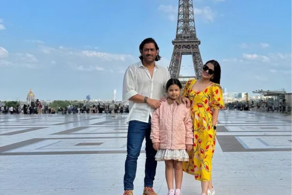 Dhoni Eiffel Tower 