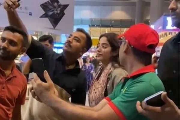 Janhvi Kapoor mobbed 